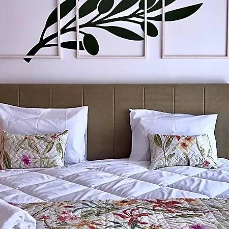 Cantinho Hostel *